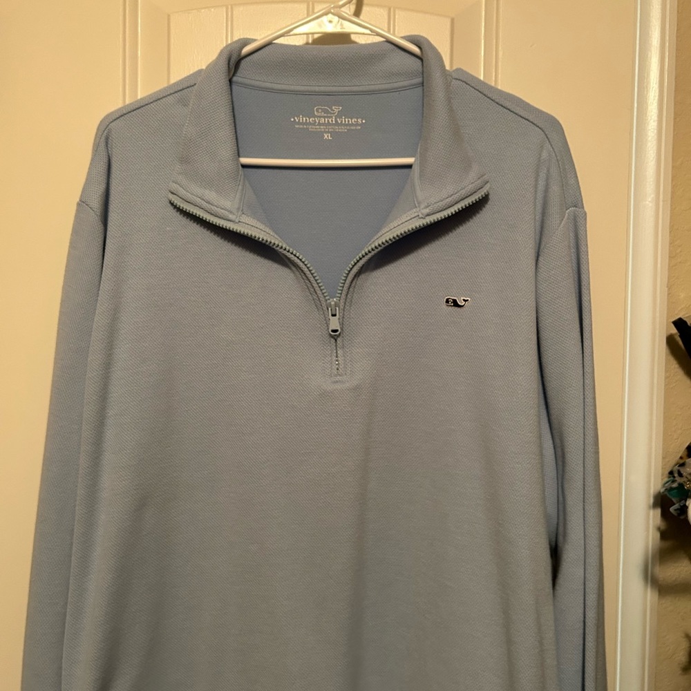 Vineyard Vines half zip pull over. XL